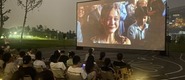 （美女裸被操啊啊嗯嗯视频在线观看转载）成都秋夜“新耍法”：到公园看坝坝电影